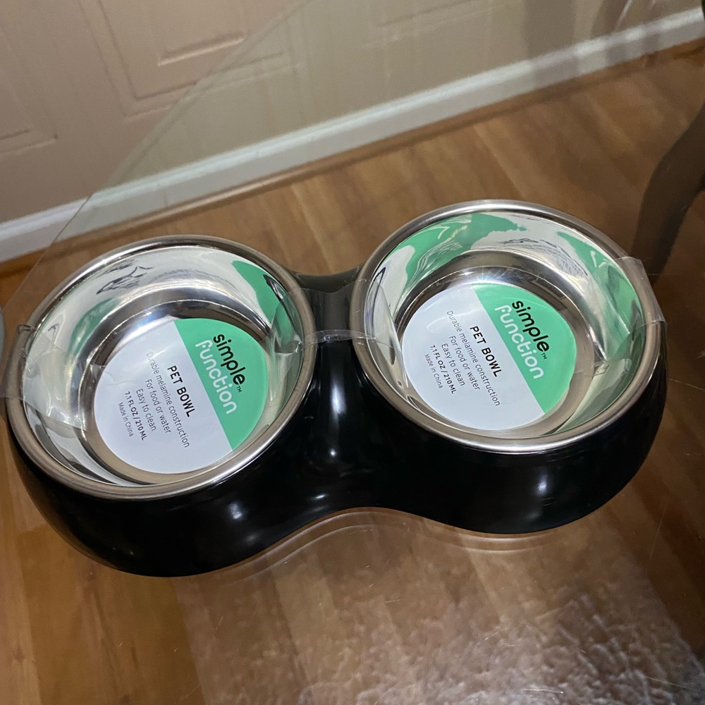 Brand new Set Of Elevated Bowls Steinless steel.